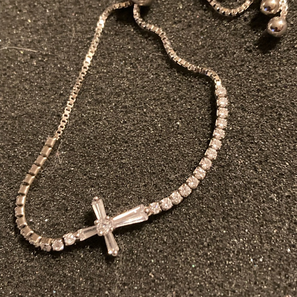 Sterling Silver and CZ cross bracelet, slide closure - Picture 4 of 5